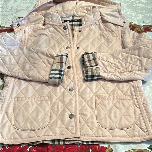 Burberry Cream Puffer Jacket with Quilted Design - Picture 8 of 8